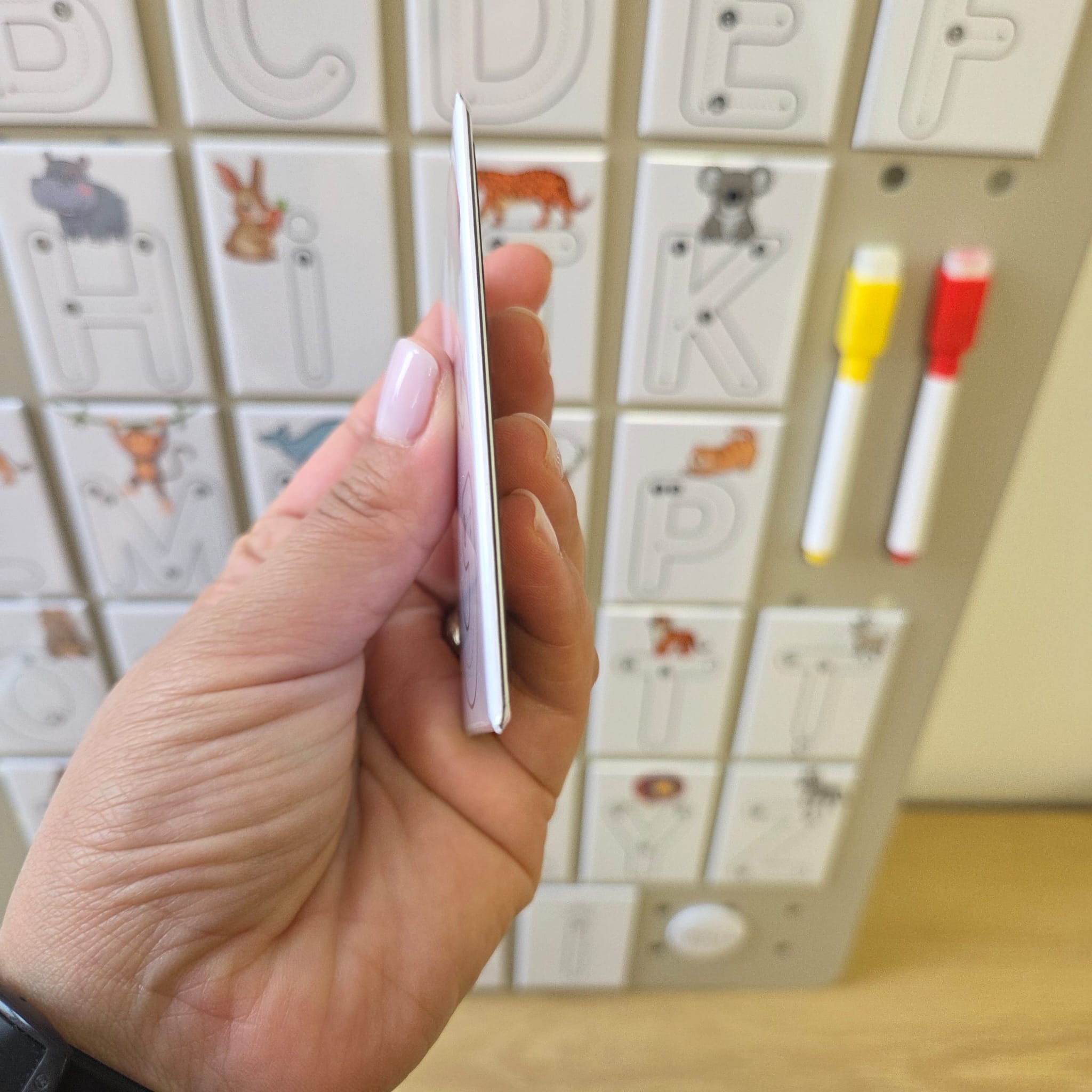 Set 31 magneti educativi alfabetul limbii romane majuscule – Scrie si Sterge + 2 markere cadou