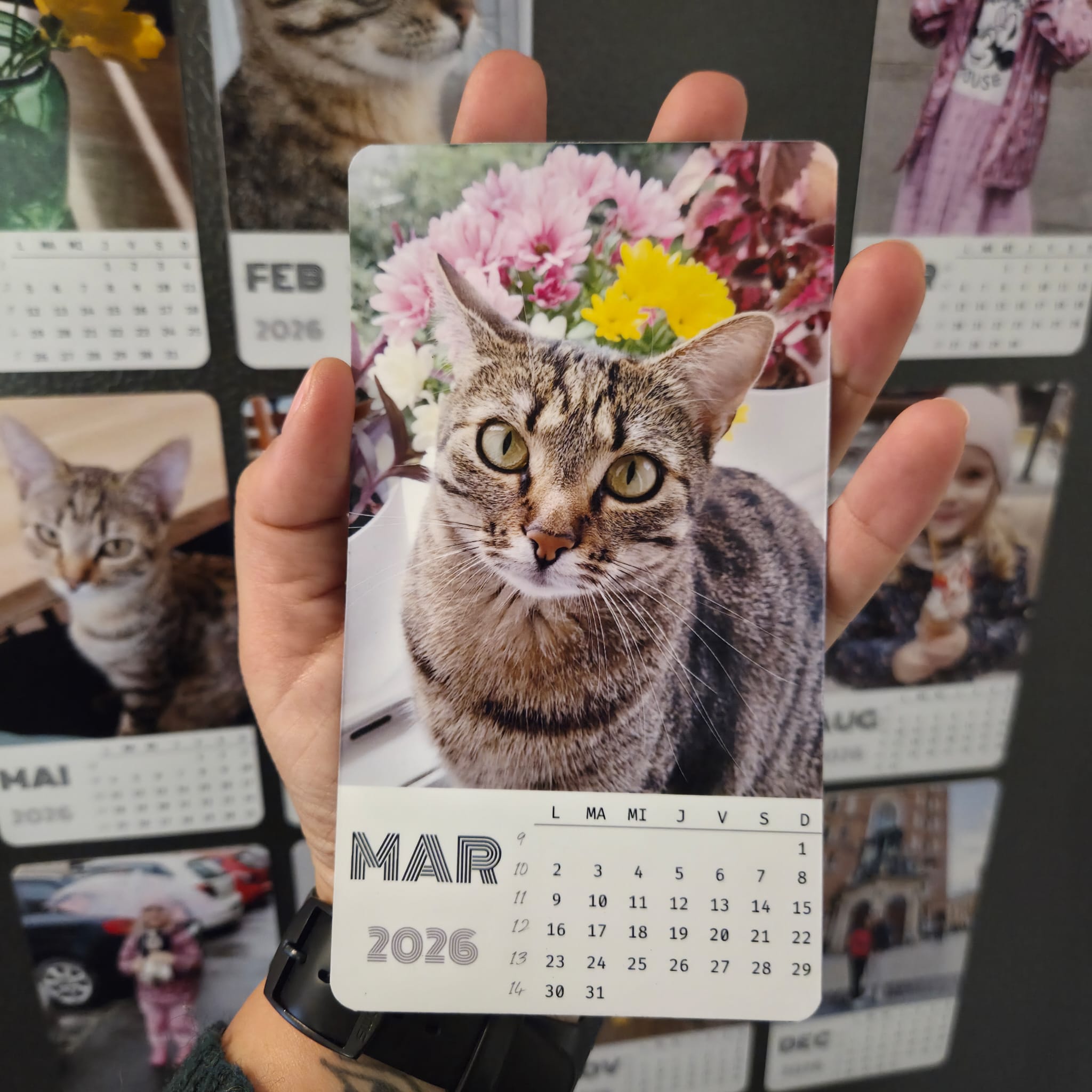 Calendar magnetic personalizat cu 12 poze
