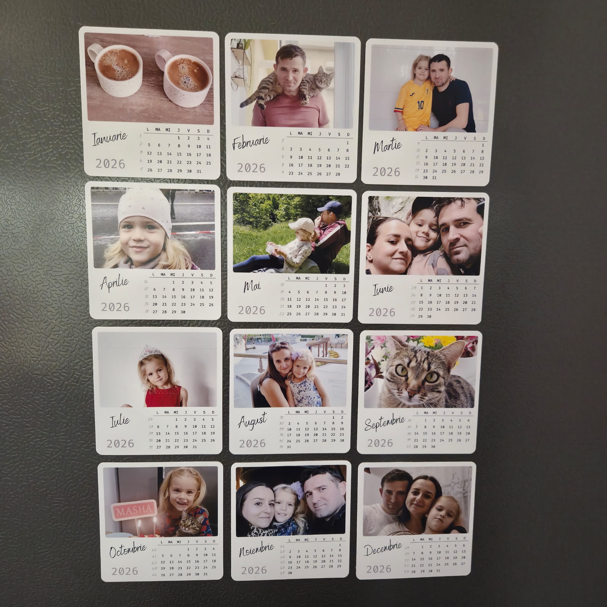 Calendar magnetic personalizat cu 12 poze