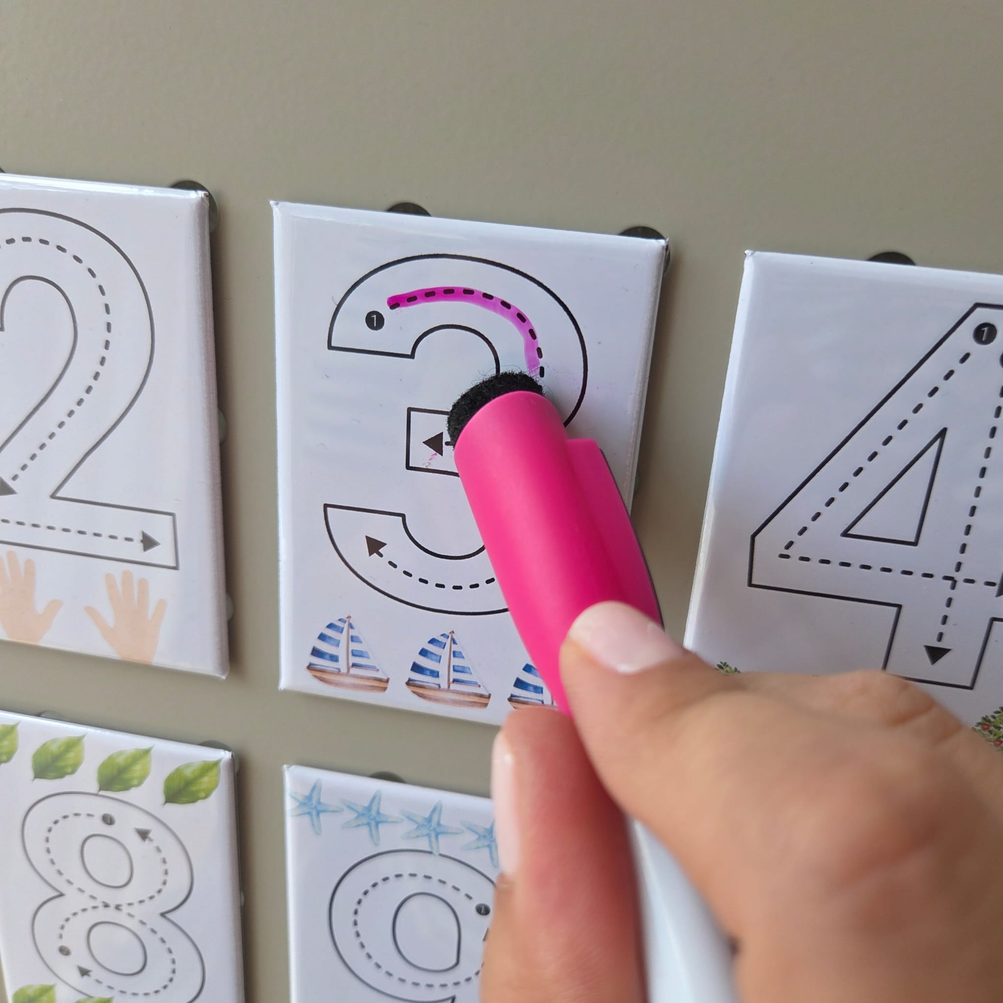 Set 16 magneti educativi cifre si semne matematice – Scrie si Sterge + 2 markere cadou