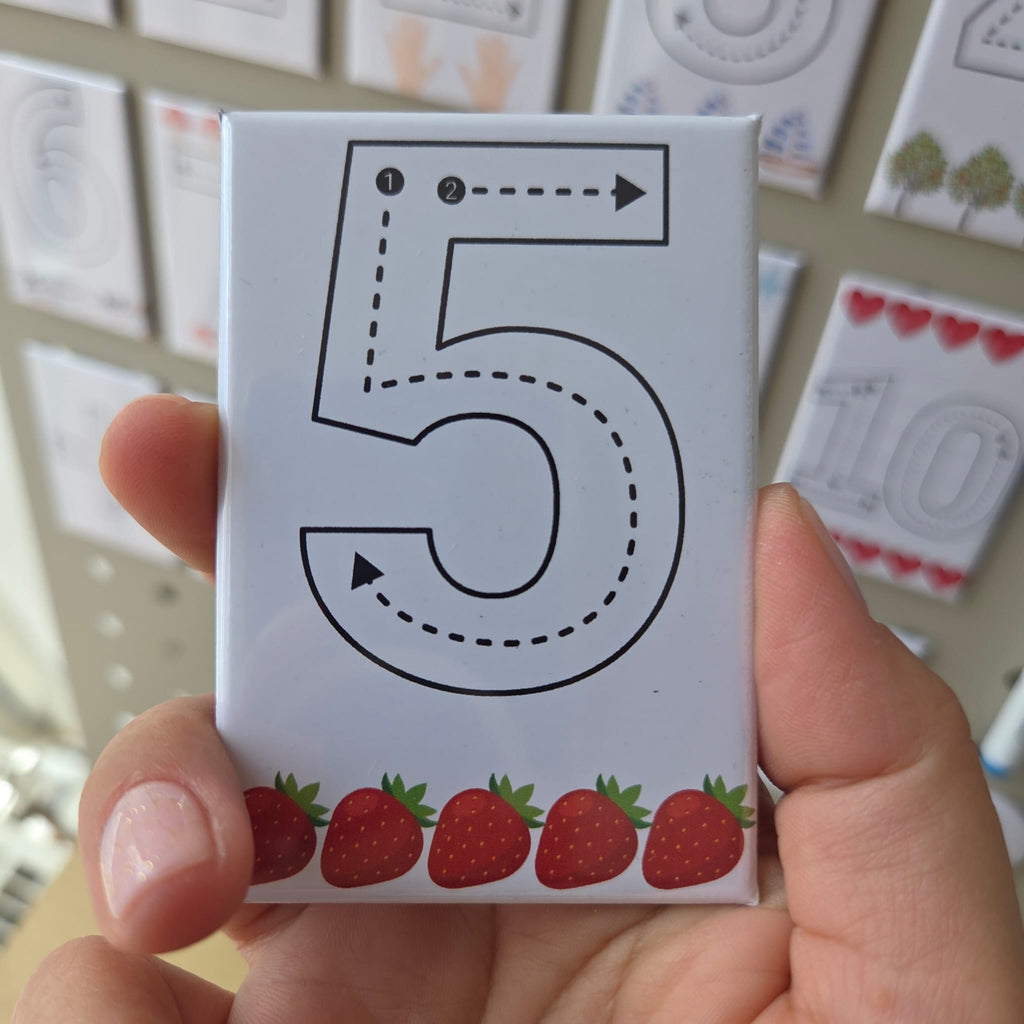 Set 16 magneti educativi cifre si semne matematice – Scrie si Sterge + 2 markere cadou