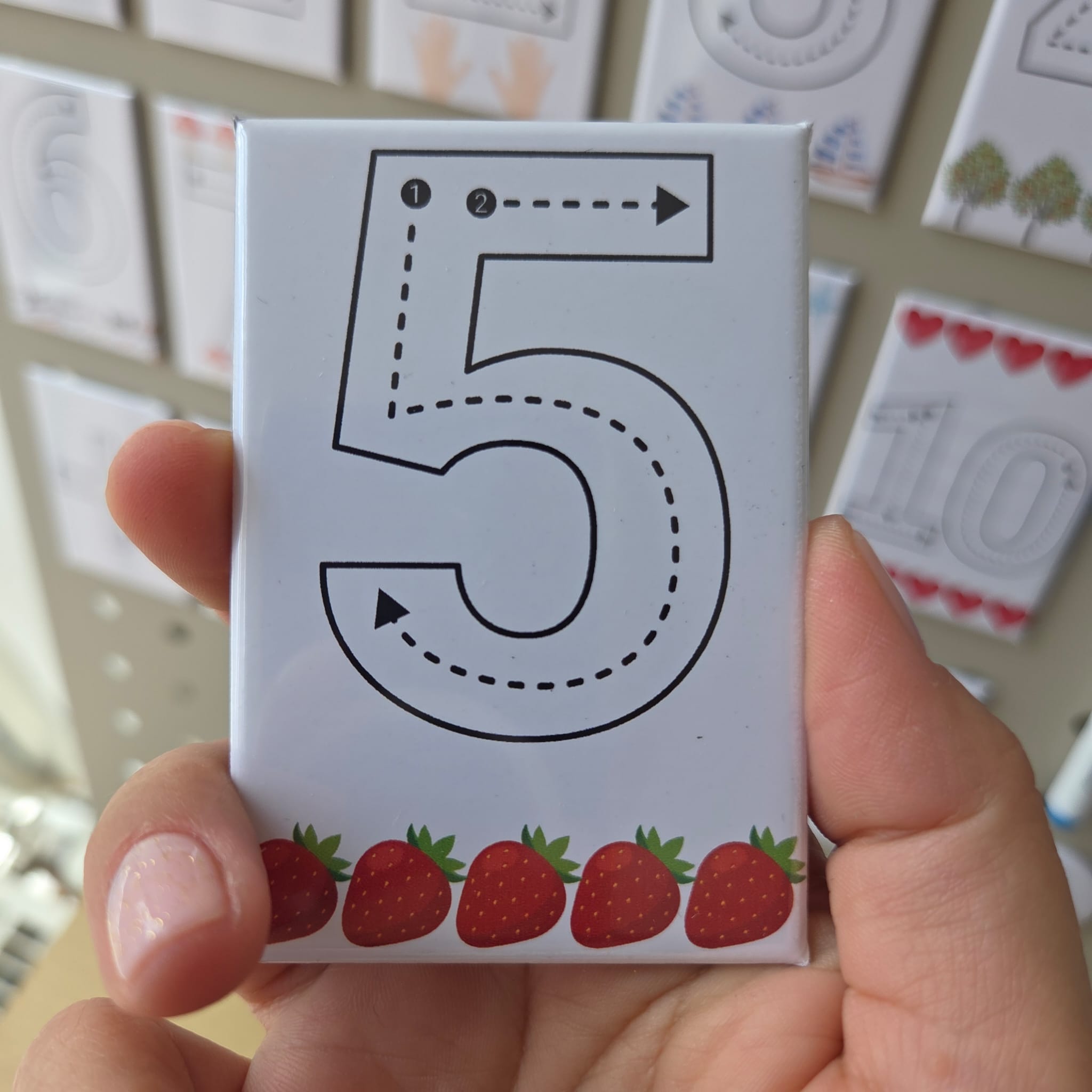 Set 16 magneti educativi cifre si semne matematice – Scrie si Sterge + 2 markere cadou