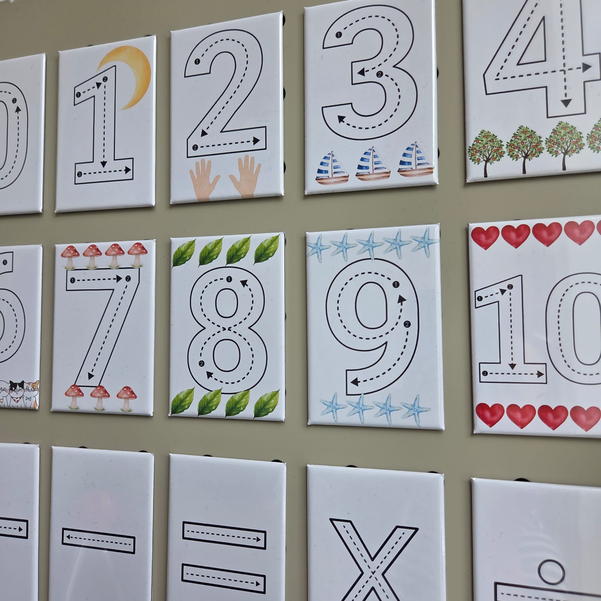Set 16 magneti educativi cifre si semne matematice – Scrie si Sterge + 2 markere cadou